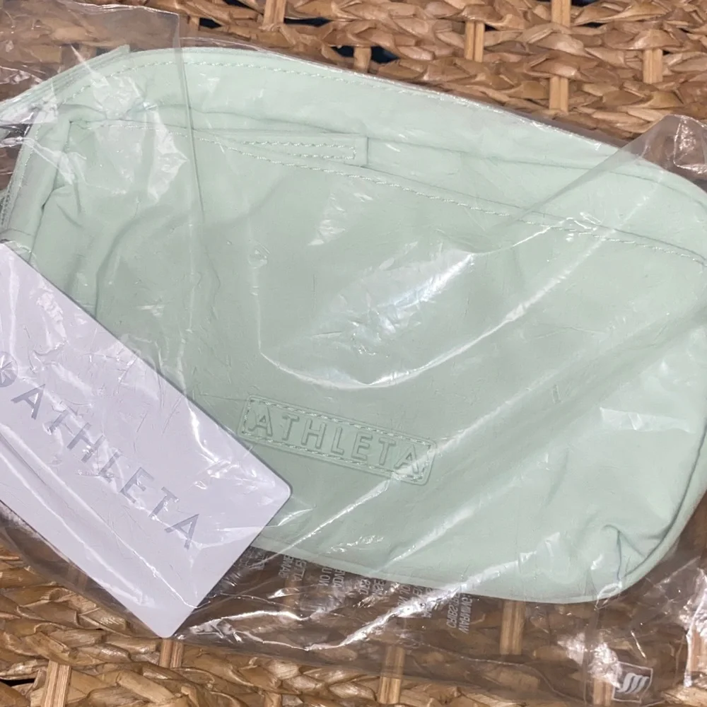 Athleta Mint Green Crossbody Bag NWT - Picture 1 of 6
